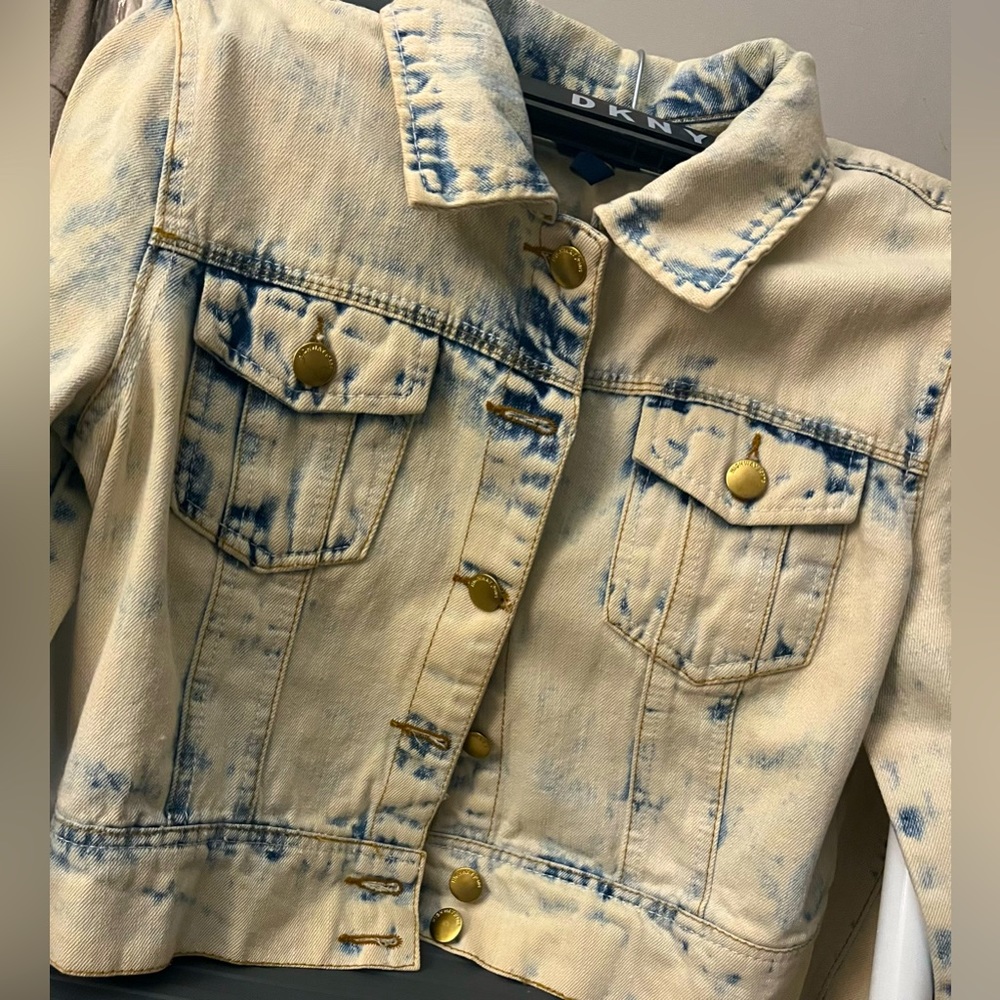 Super cute cropped denim jacket